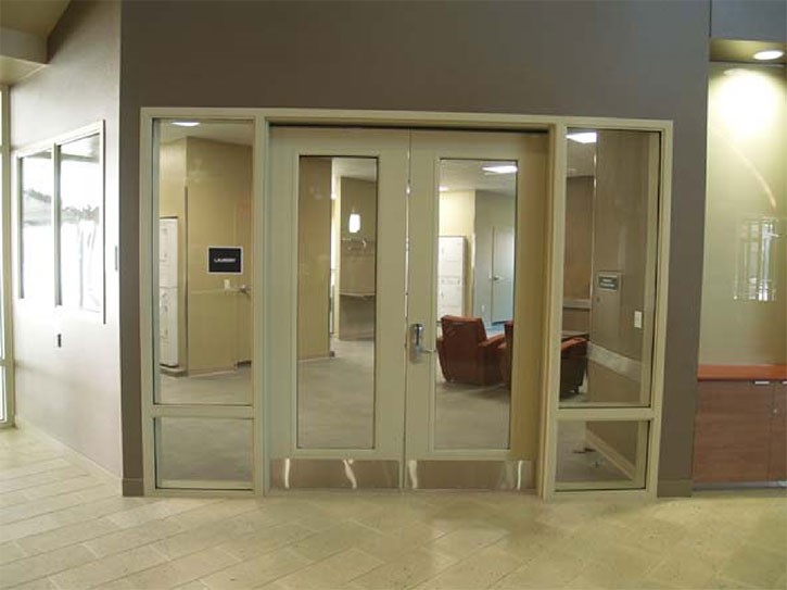 哪种硬件适合安装在金属门上